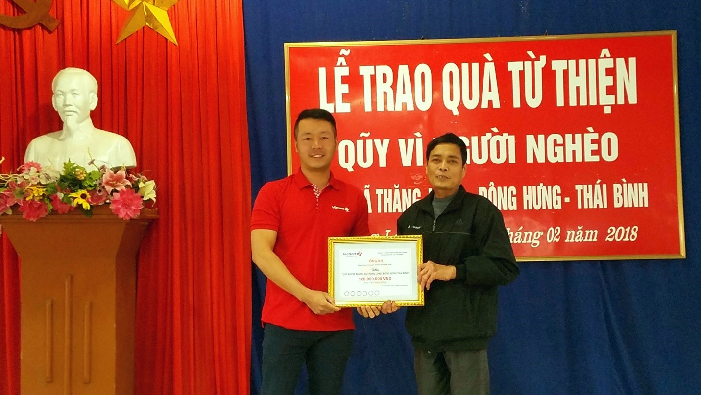 Đại diện Vietlott trao quà cho quỹ người nghèo xã Thăng Long